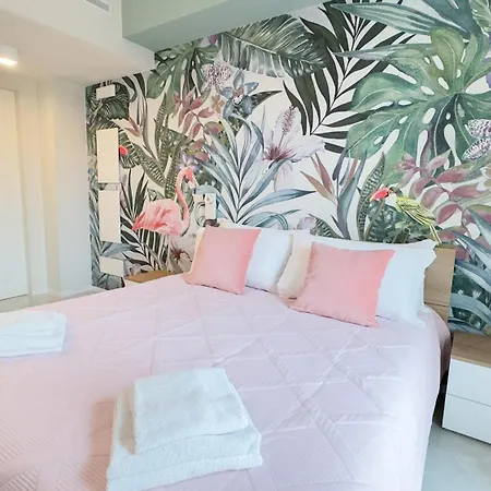 Seafront Modern Farmont Flamingo Apartment *